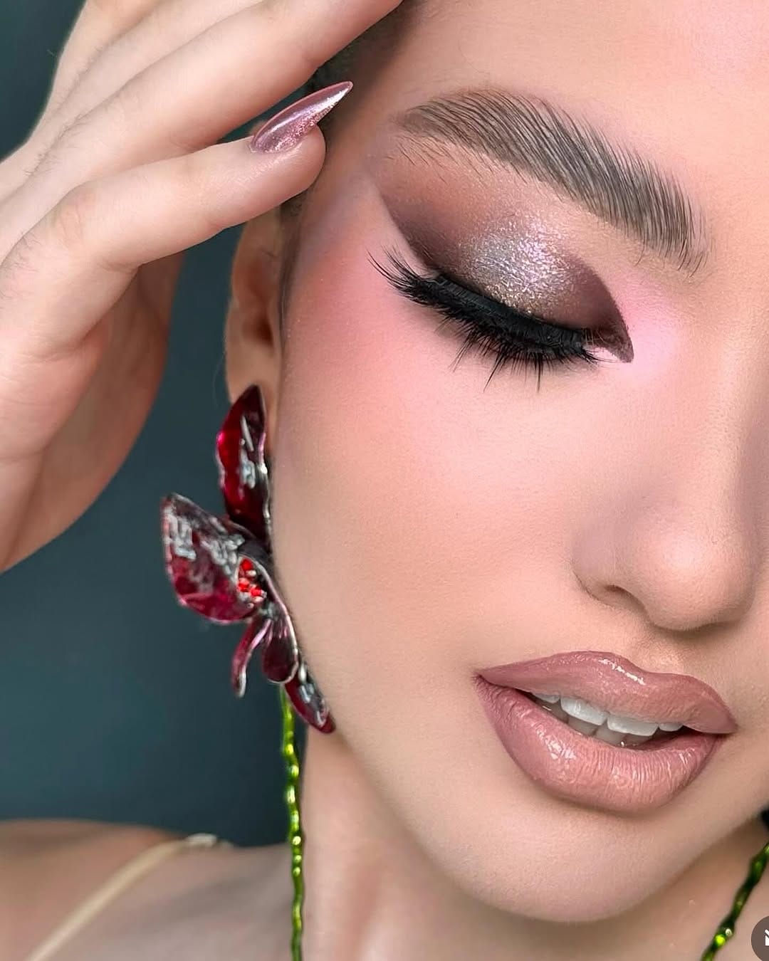 Post 3 by Montreal Makeup Artist on Instagram (image)