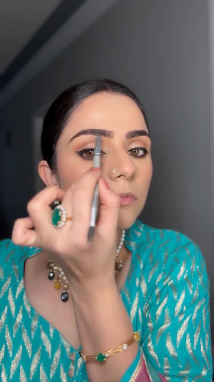 Post 1 by MANJOT KAUR I EDMONTON MAKEUP ARTIST on Instagram (video)