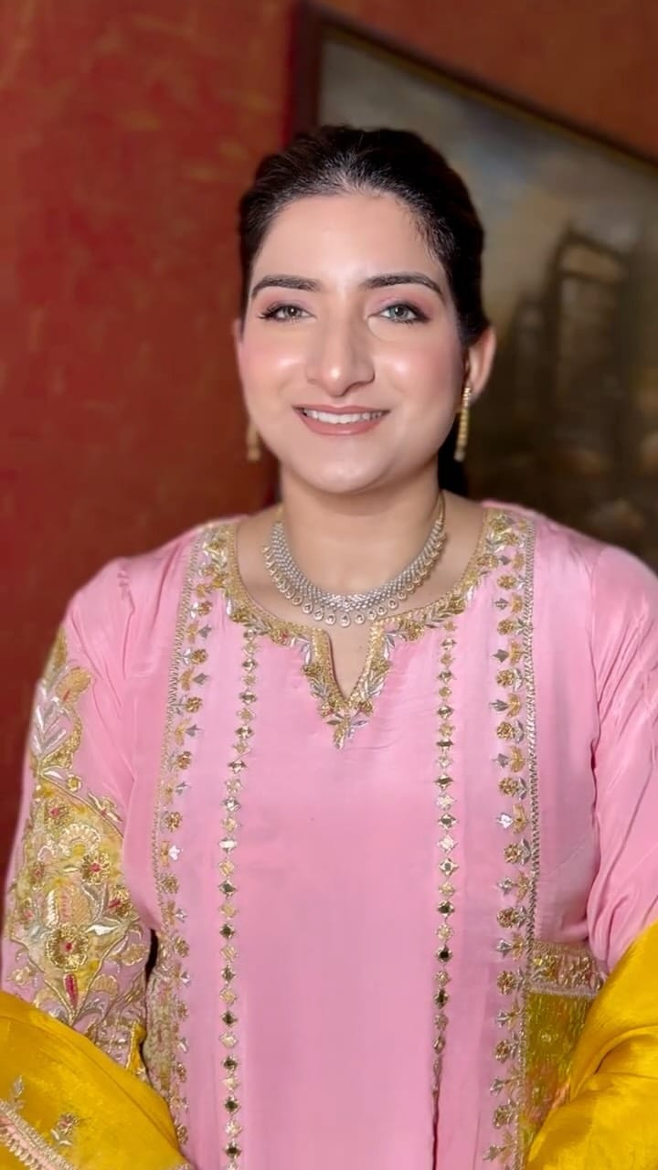 Post 7 by MANJOT KAUR I EDMONTON MAKEUP ARTIST on Instagram (video)