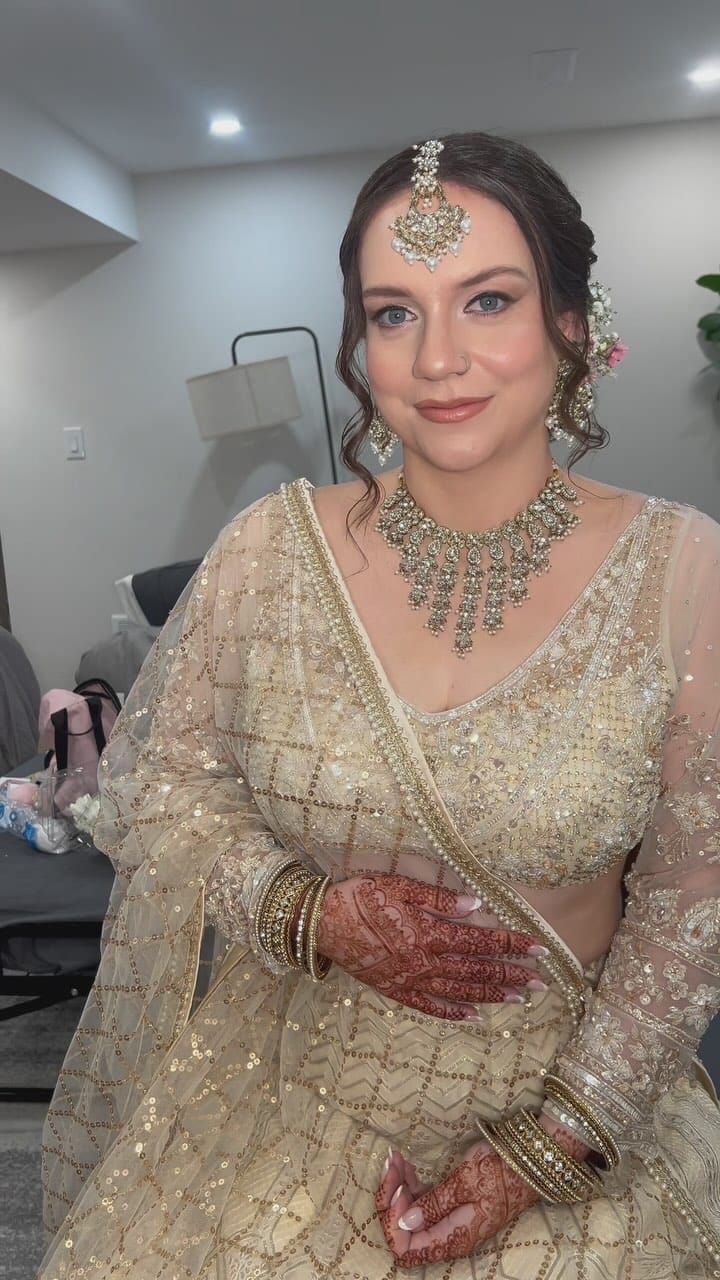 Post 4 by Simran Khurana- TORONTO MAKEUP AND HAIR ARTIST on Instagram (video)