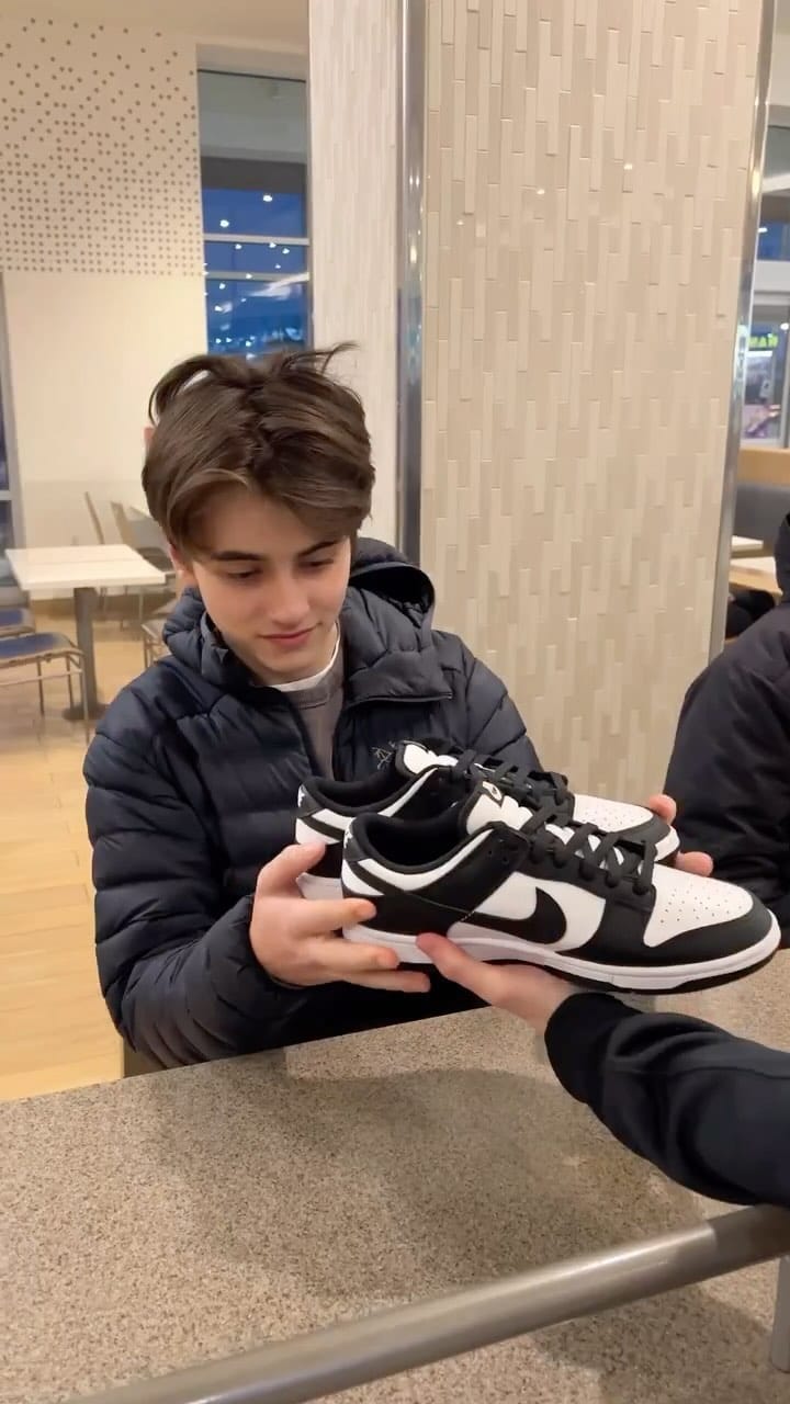 Post 3 by SneakersManiac on Instagram (video)
