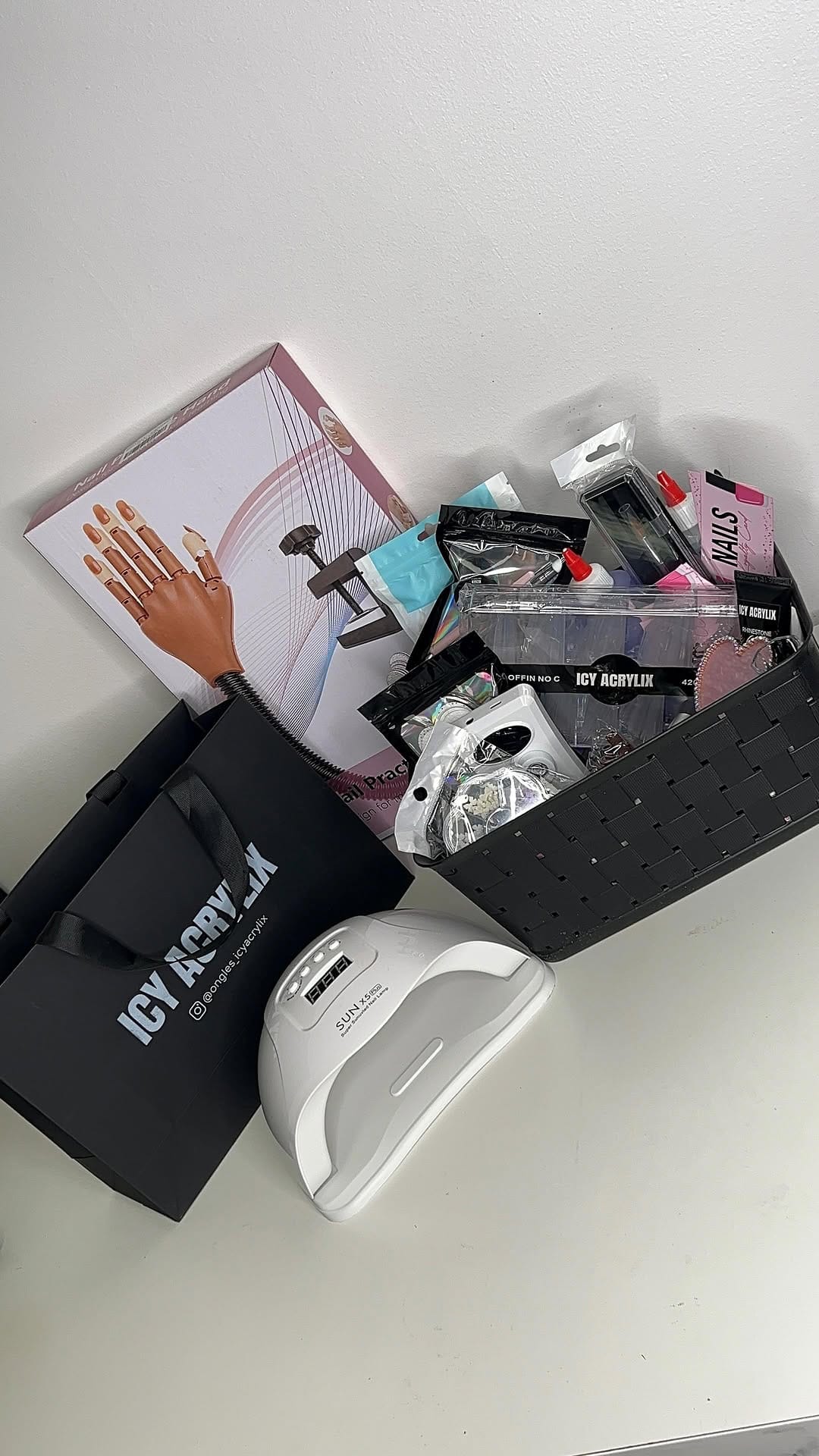 Post 2 by Aliyah | Montreal Nail Technician on Instagram (video)