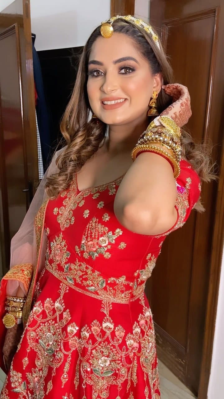 Post 9 by Srishty Sehgal | Makeup Artist | Content Creator on Instagram (video)