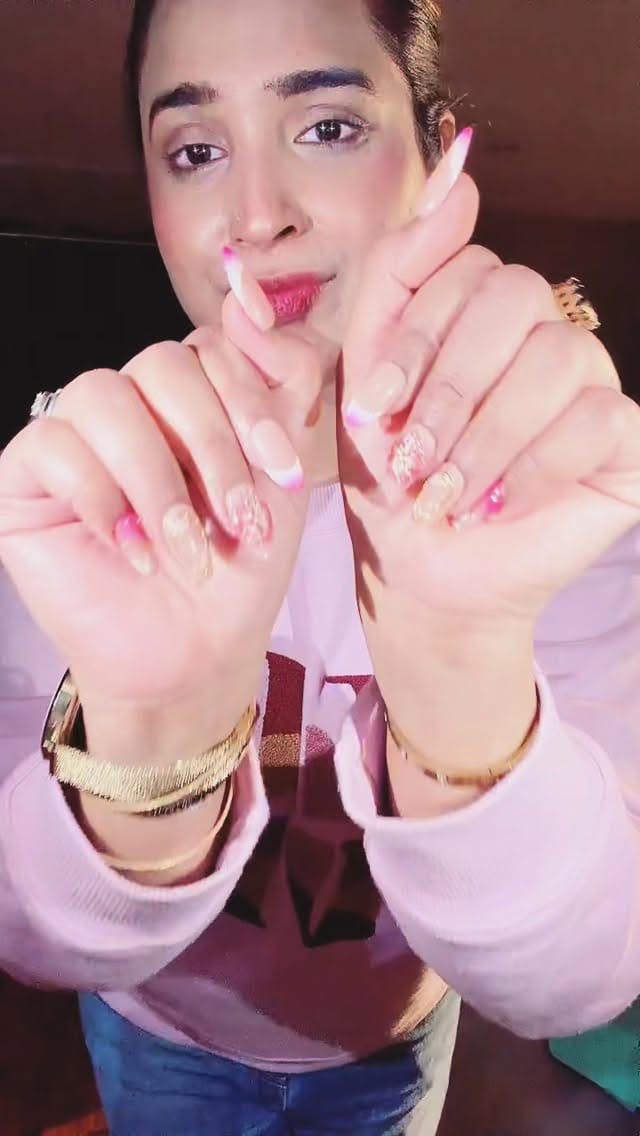 Post 4 by Hayra Z on Instagram (video)