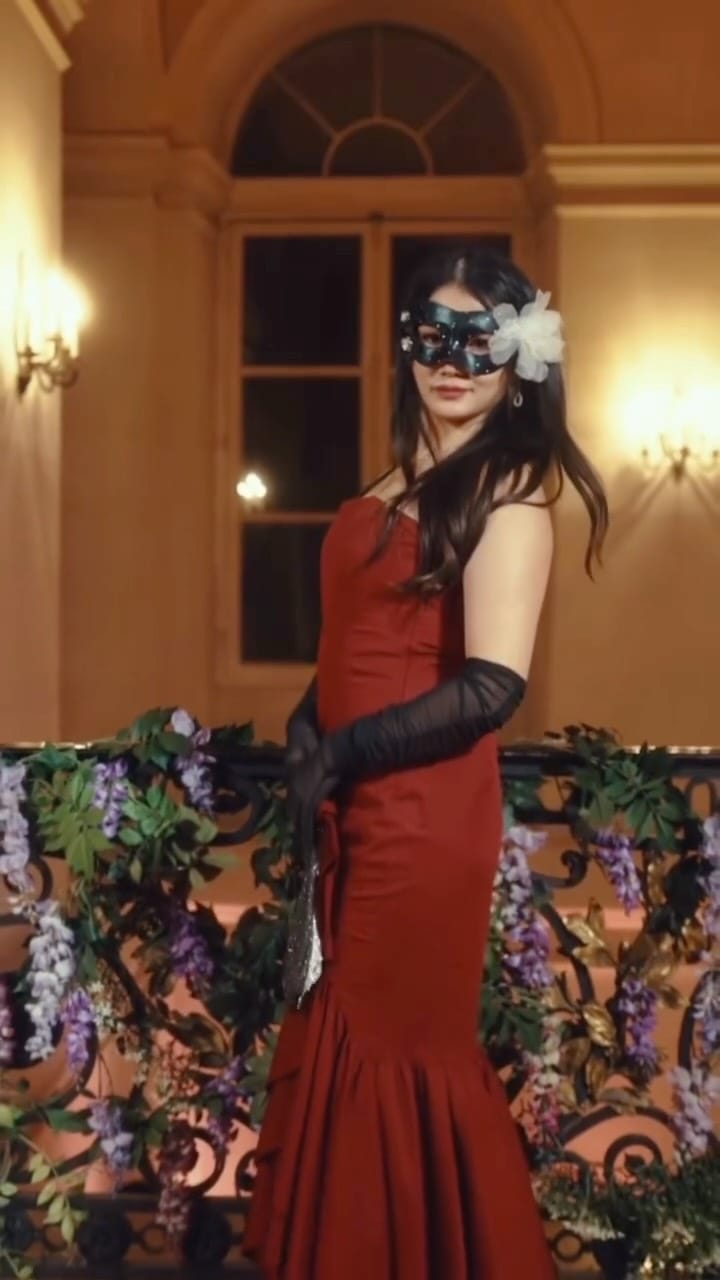Post 5 by Helen Li on Instagram (video)