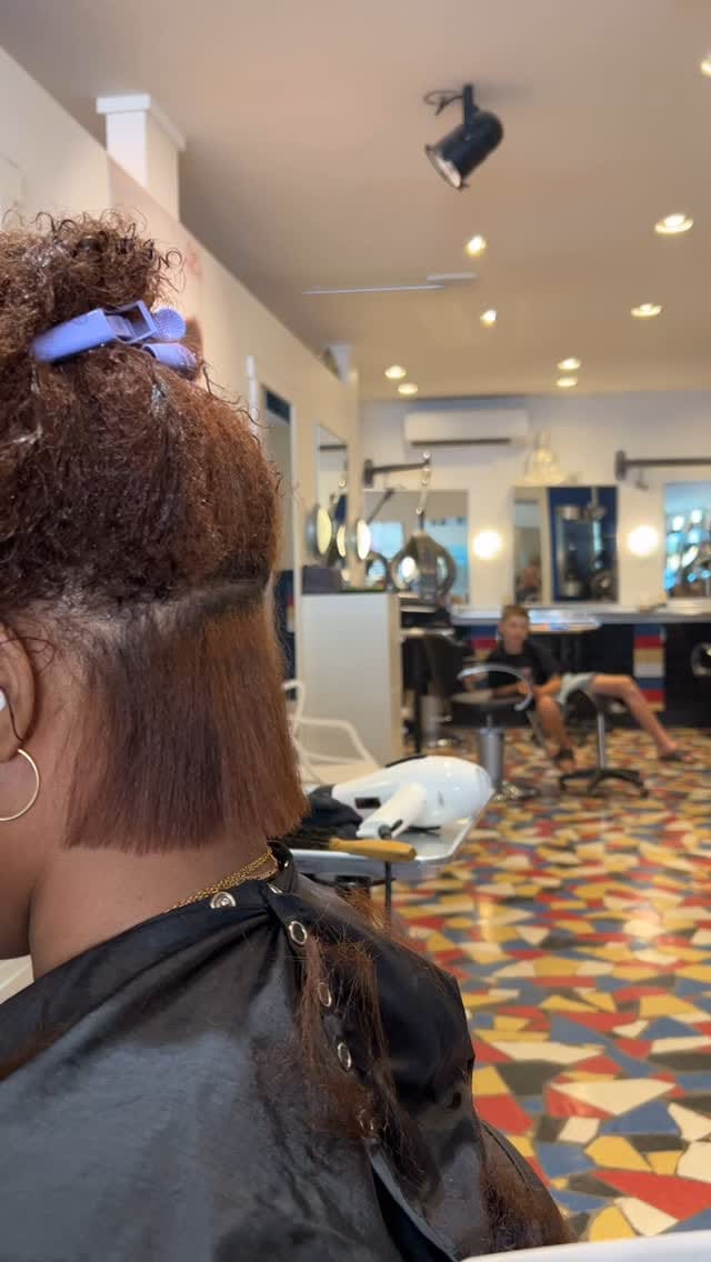 Post 8 by Montreal hair replacement and hair stylist on Instagram (video)