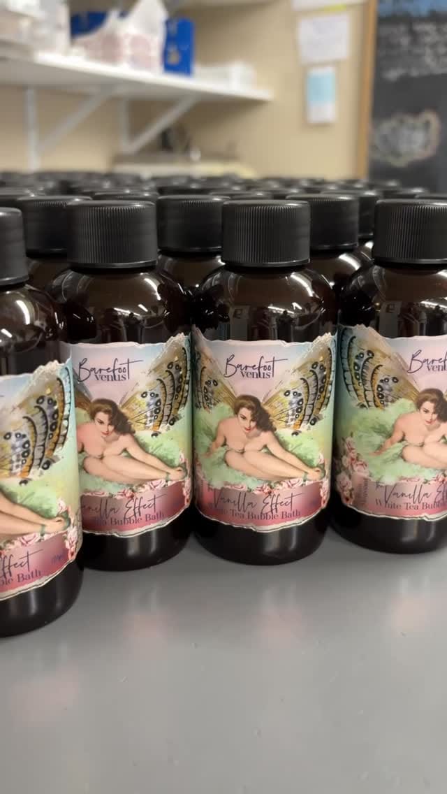 Post 2 by 𝐁𝐀𝐑𝐄𝐅𝐎𝐎𝐓 𝐕𝐄𝐍𝐔𝐒 ® on Instagram (video)