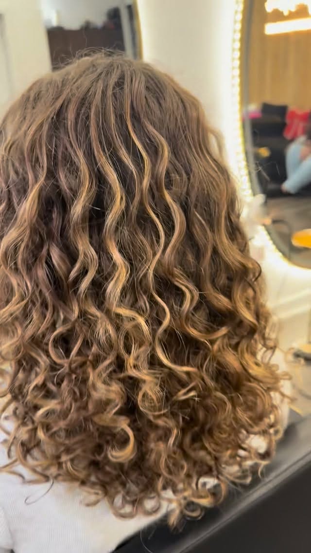 Post 1 by SALON DE COIFFURE - BARBIER - ESTHÉTIQUE ✨ on Instagram (video)