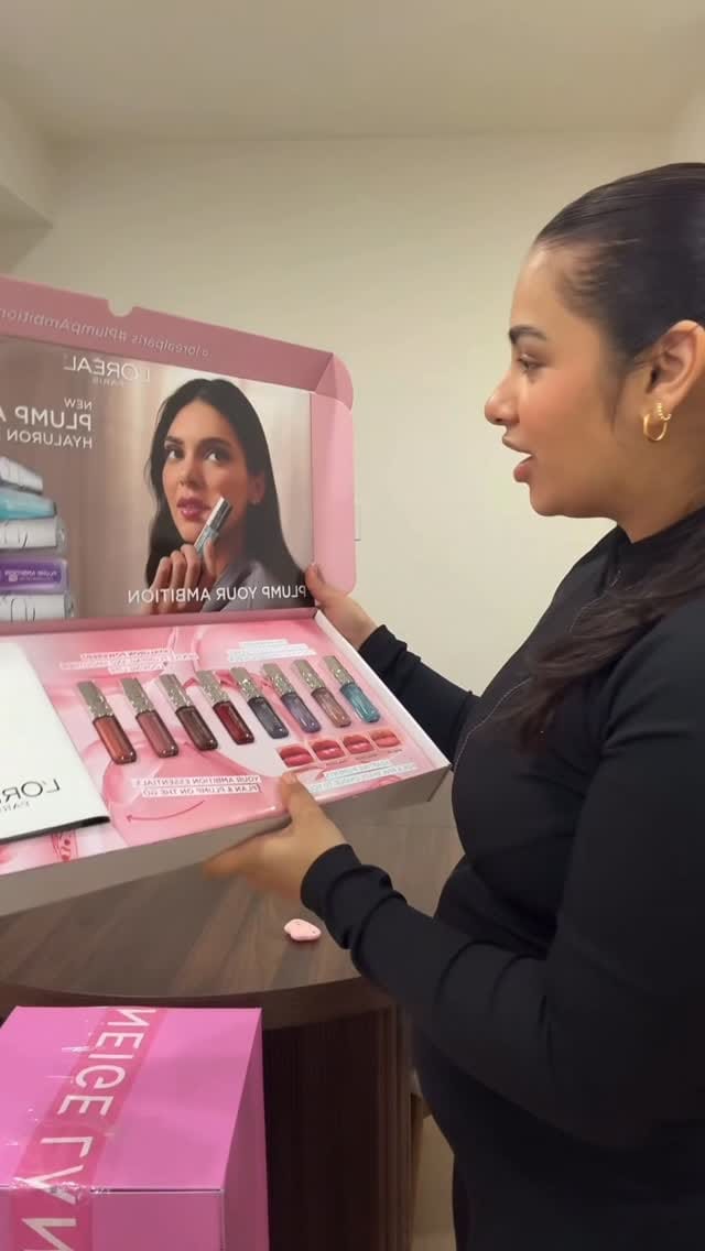Post 3 by Nav🧡 MUAH & Henna Artist on Instagram (video)