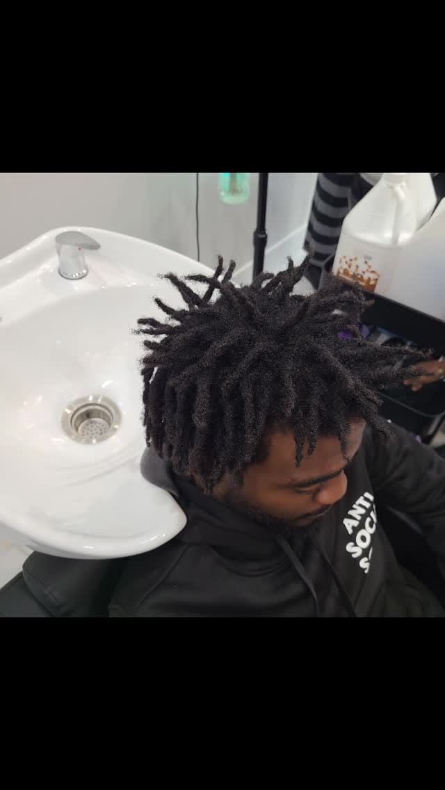 Post 4 by Toronto Locs & Natural Hair Salon🇨🇦🇯🇲 on Instagram (video)