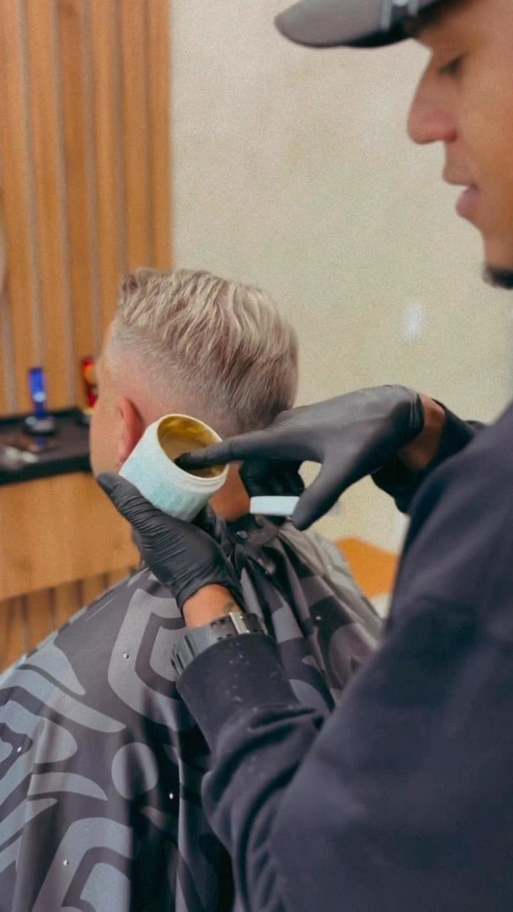 Post 6 by KRWN Pro by El Bori Barber on Instagram (video)
