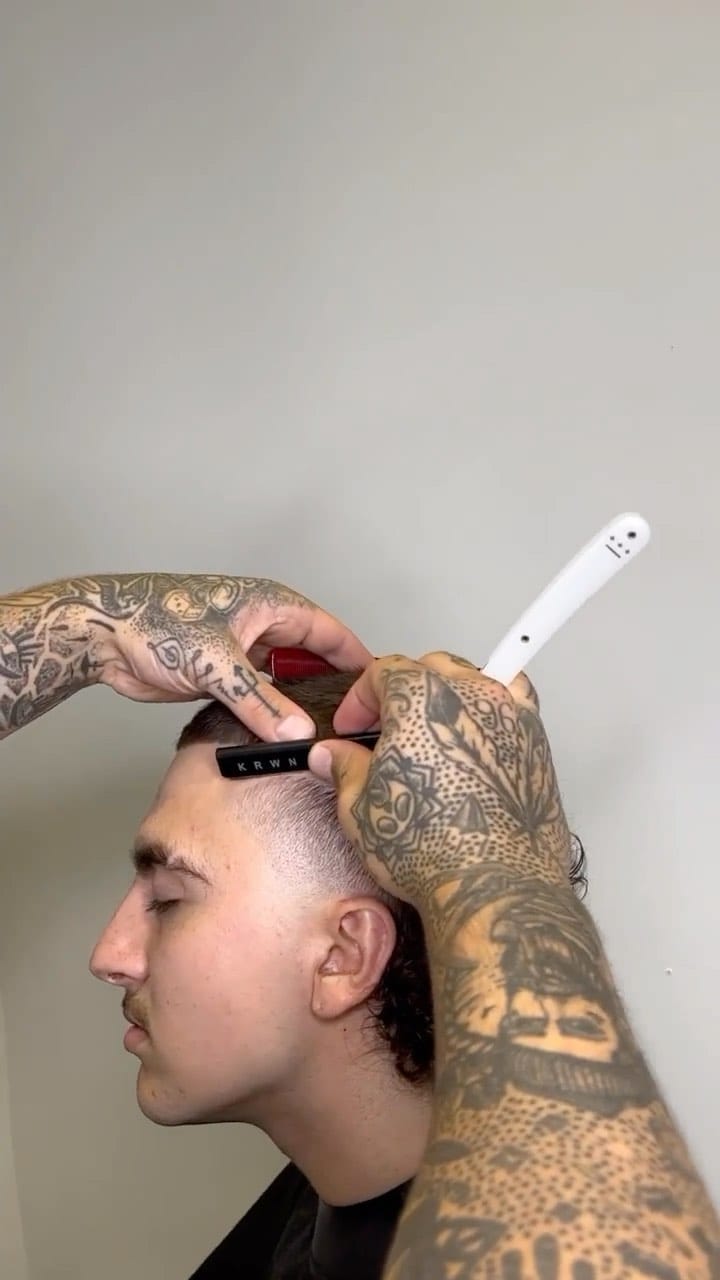Post 5 by KRWN Pro by El Bori Barber on Instagram (video)
