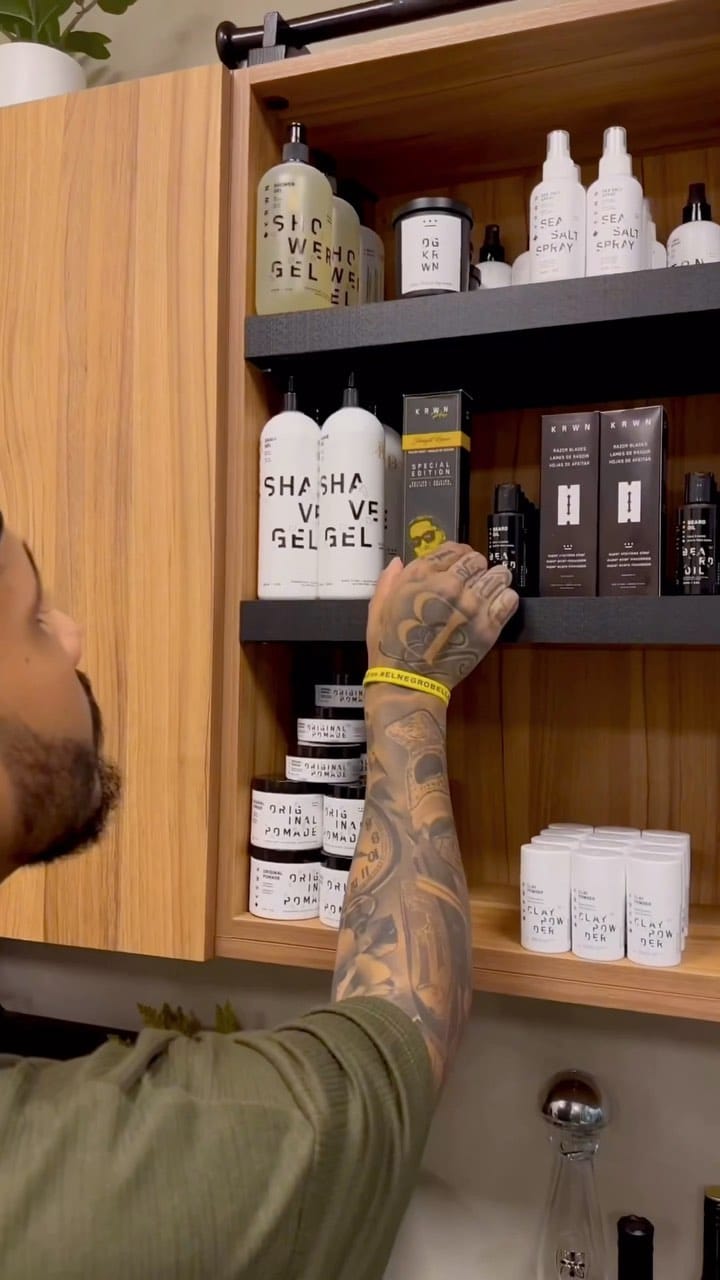 Post 3 by KRWN Pro by El Bori Barber on Instagram (video)