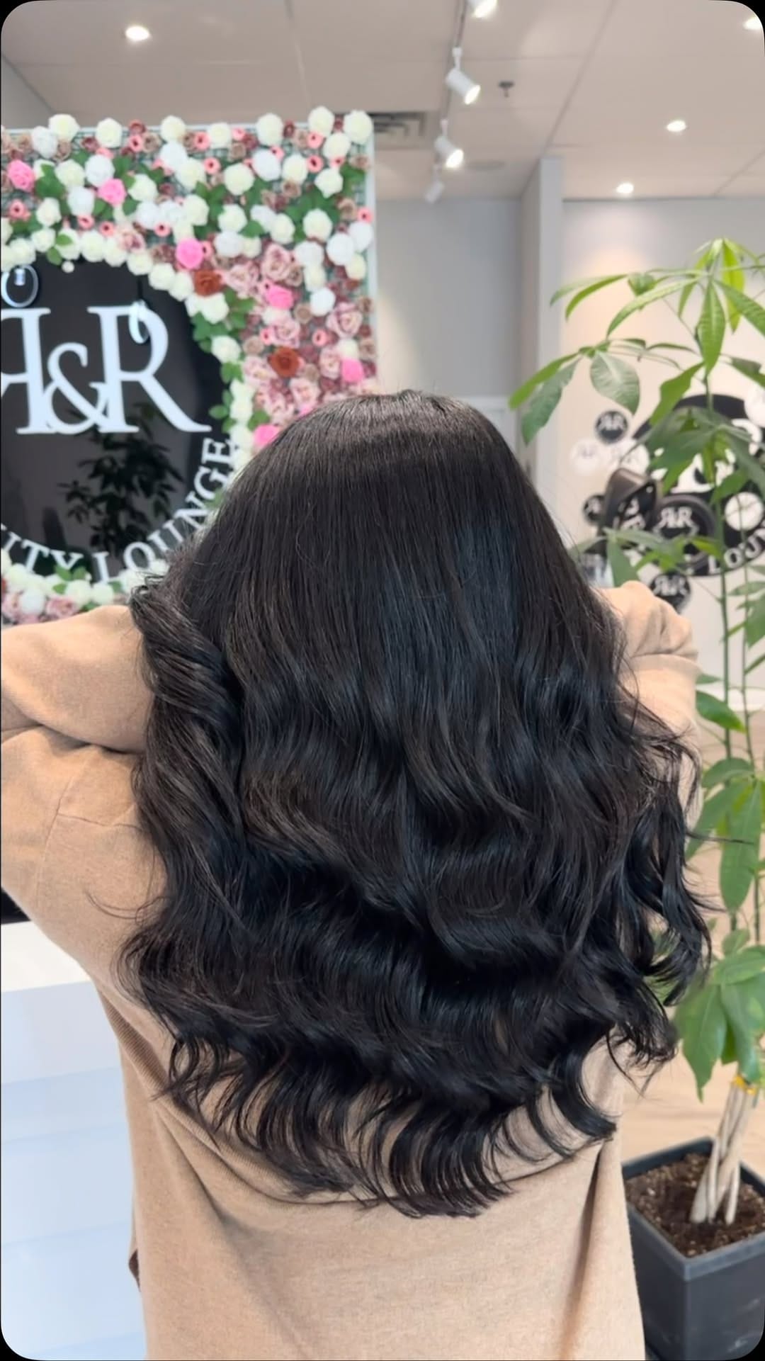 Post 6 by R&R Lounge on Instagram (video)