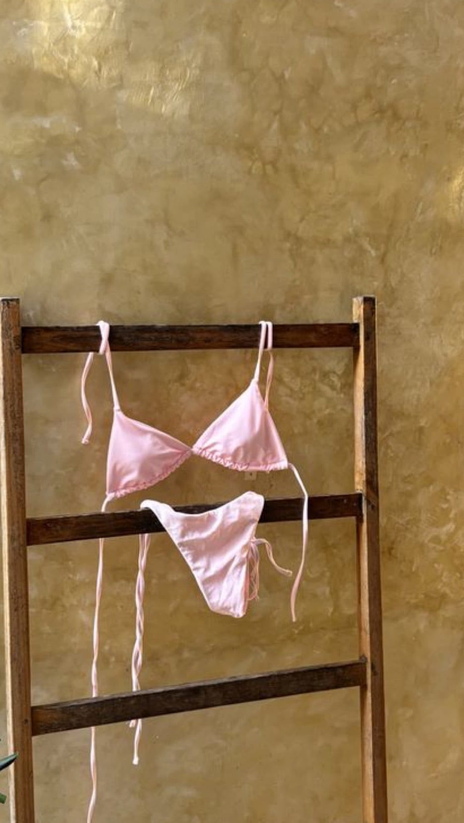 Post 3 by EMMA BURNZE on Instagram (video)