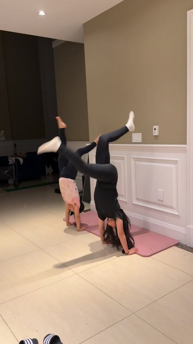 Post 8 by Adriana Q & Valentina Q on Instagram (video)