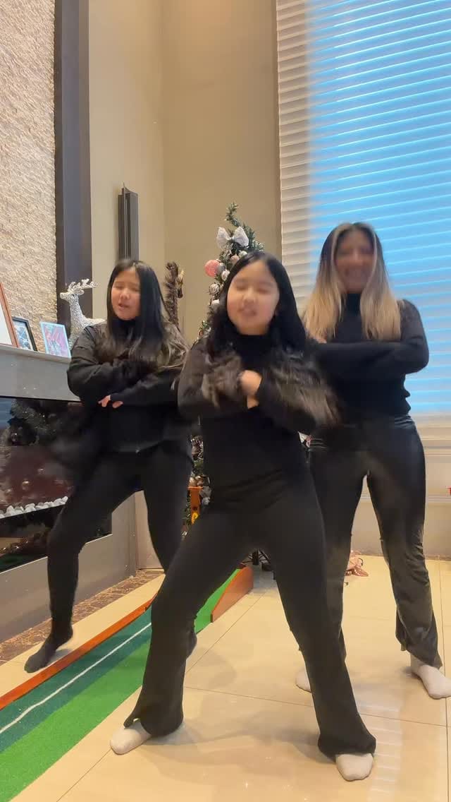 Post 4 by Adriana Q & Valentina Q on Instagram (video)