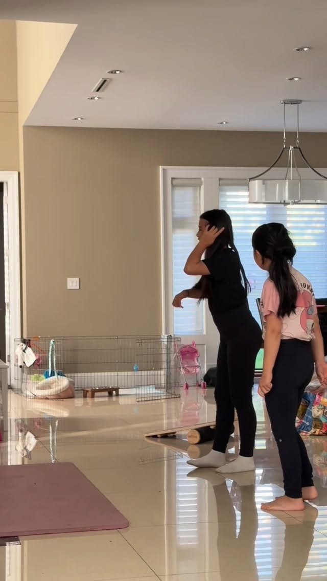Post 9 by Adriana Q & Valentina Q on Instagram (video)