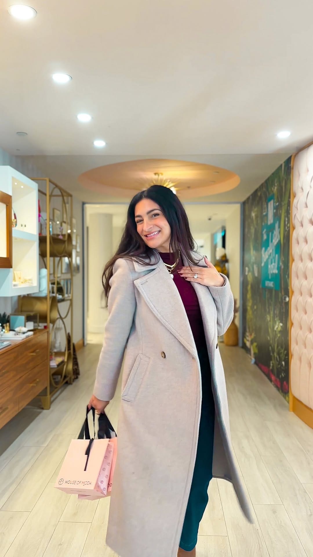 Post 6 by Amanda Mina Nahas on Instagram (video)