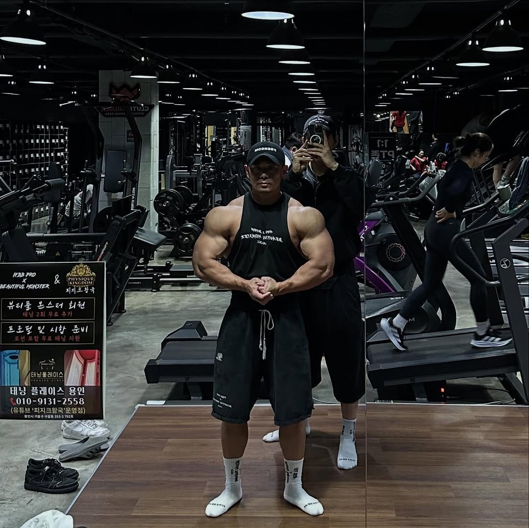 Post 4 by IFBB PRO 권형주 (Kwon Hyoung Joo) 🇰🇷 on Instagram (carousel)