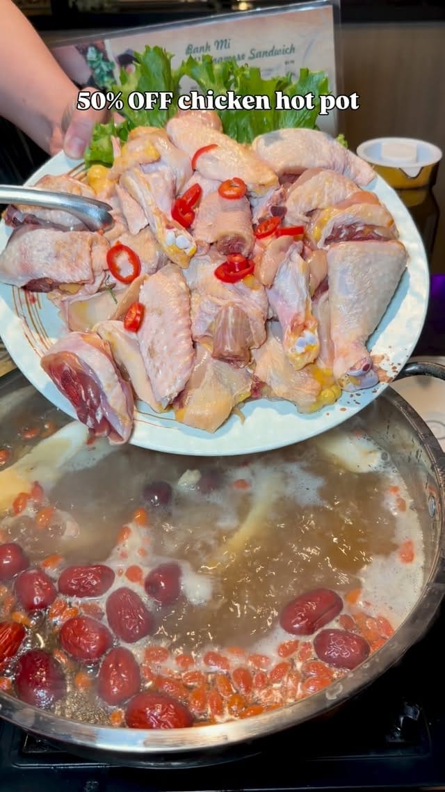 Post 2 by Vivien Tsui ✨Toronto Foodie & Lifestyle on Instagram (video)