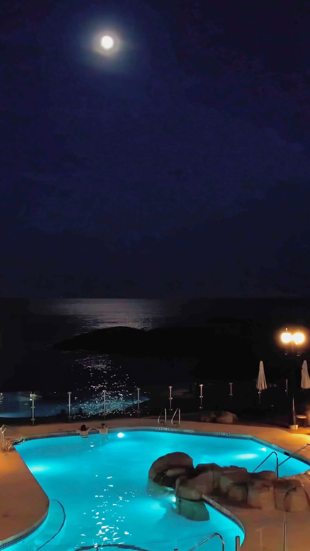 Post 5 by Oak Bay Beach Hotel on Instagram (video)