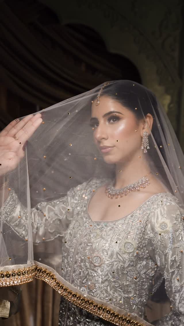 Post 3 by Zoya Irfan on Instagram (video)