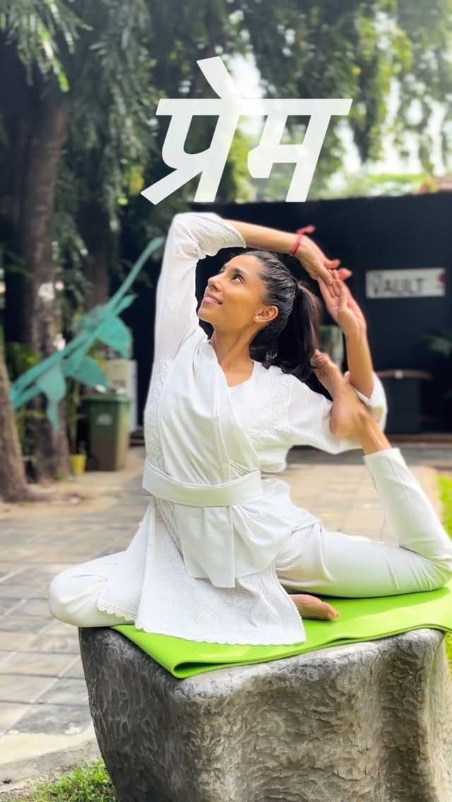 Post 8 by Pooja Chiplunkar on Instagram (video)