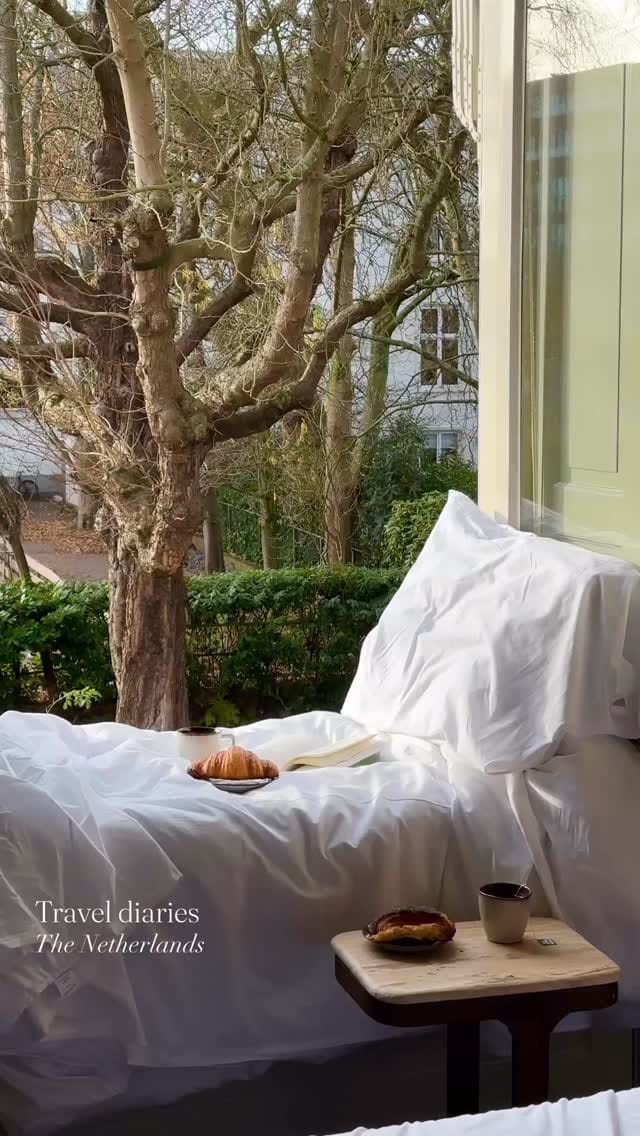 Post 2 by Alexandrine Dlc on Instagram (video)