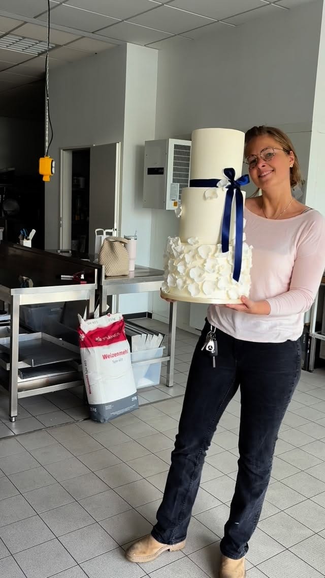 Post 7 by Victoria Wieck on Instagram (video)