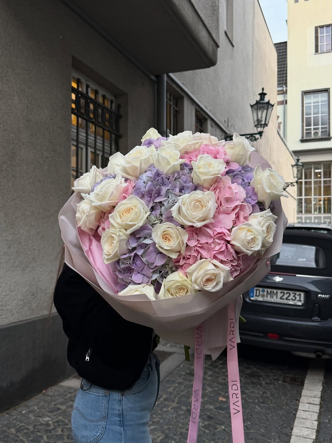 Post 6 by Flower delivery • Blumenlieferung • Boutique in Düsseldorf on Instagram (carousel)