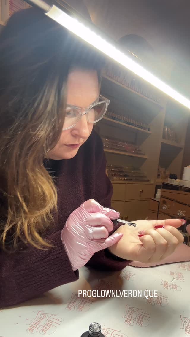Post 2 by 🇳🇱Nail artist on Instagram (video)