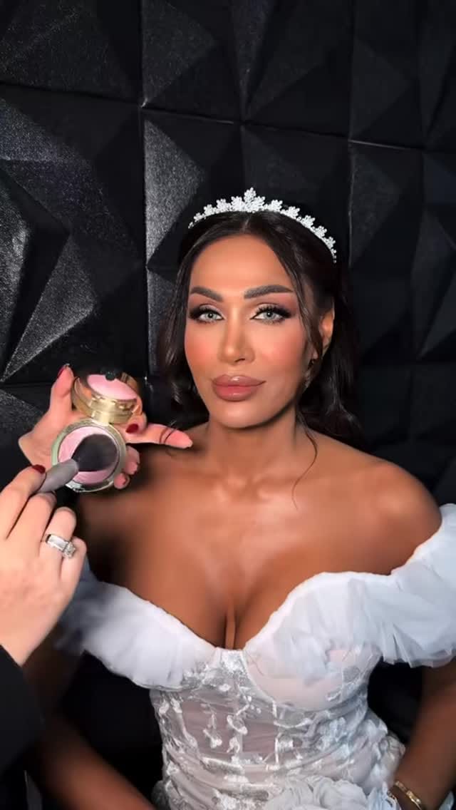 Post 1 by Pro Makeup Artist & Hairstylist on Instagram (video)