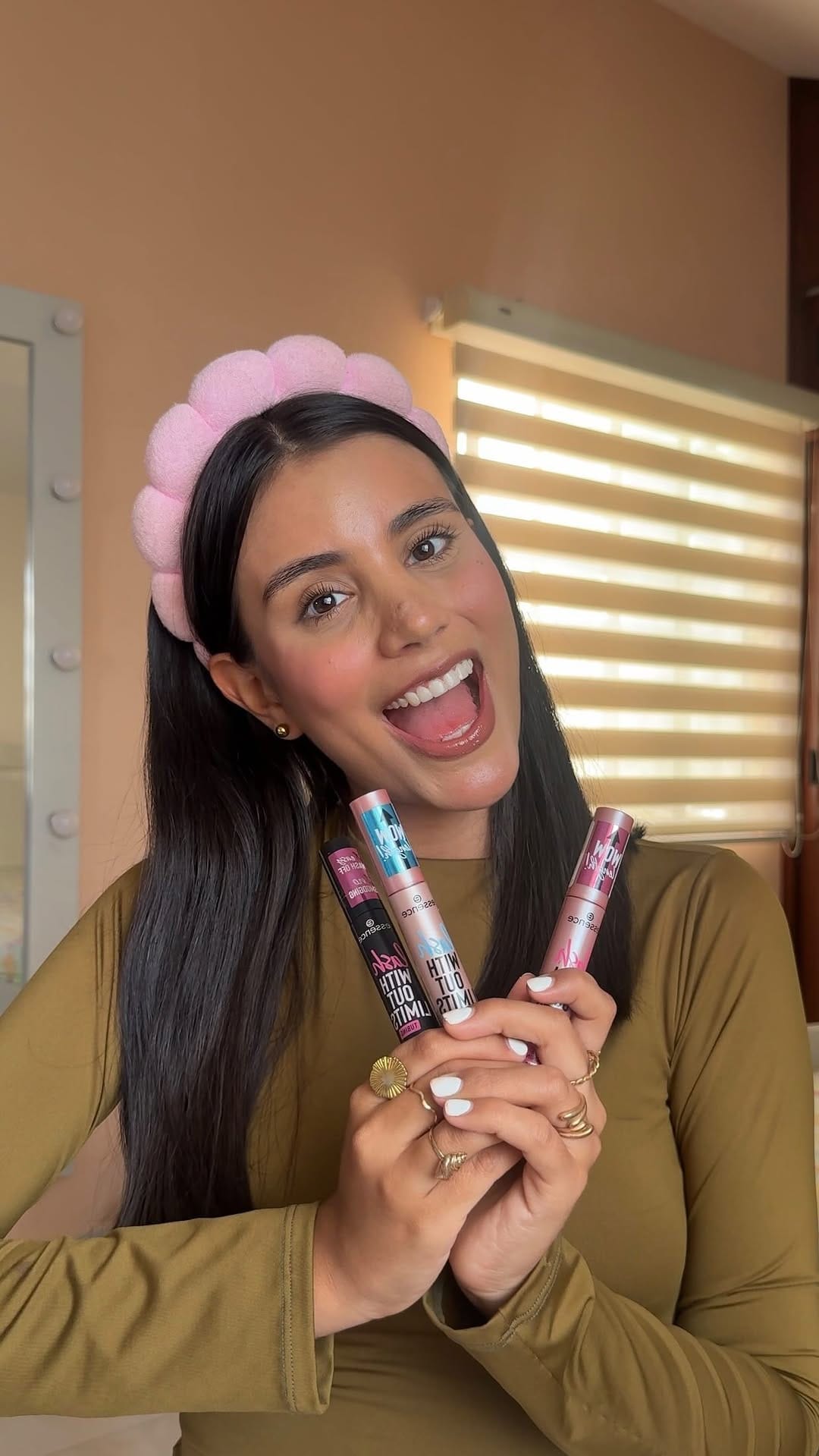 Post 1 by essence cosmetics Latam on Instagram (video)