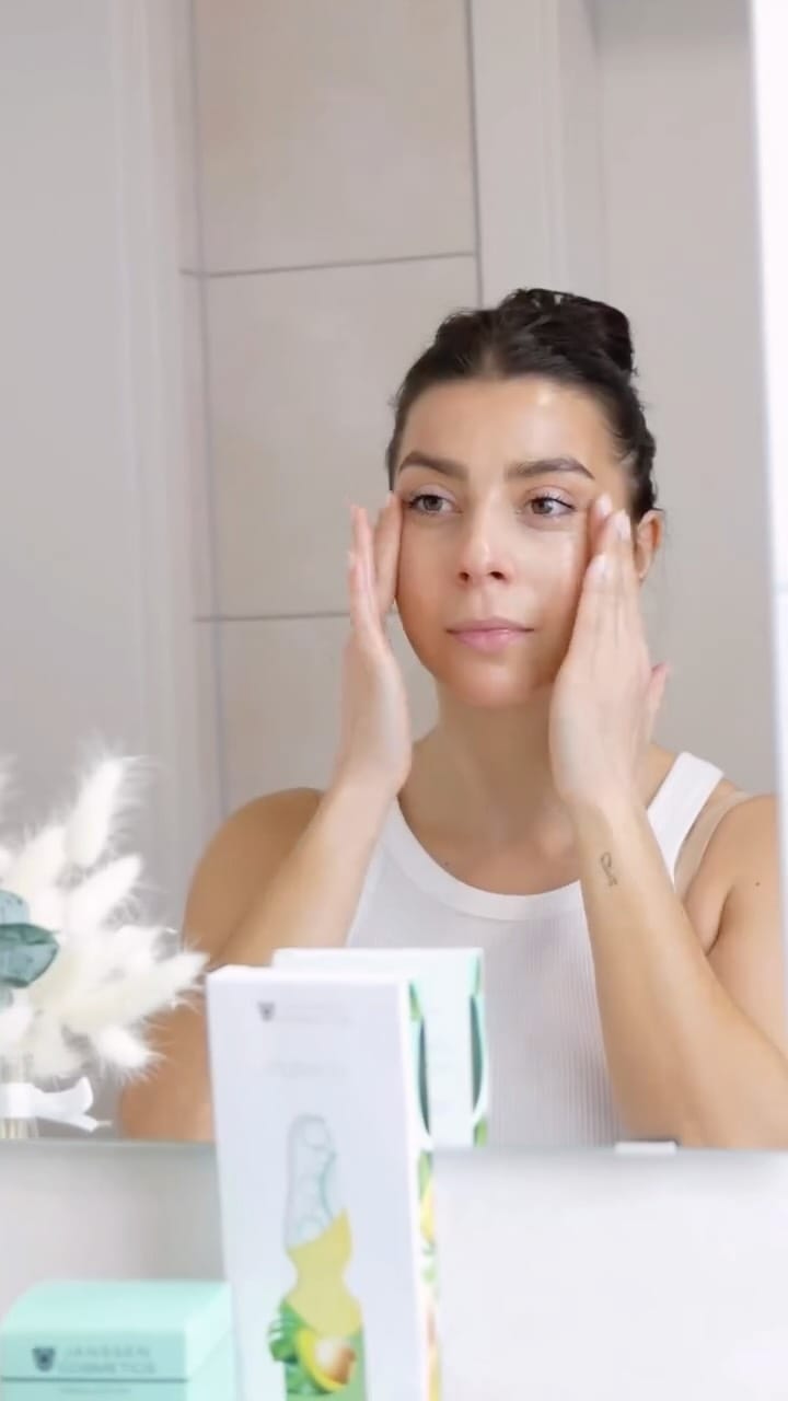 Post 6 by JANSSEN COSMETICS on Instagram (video)