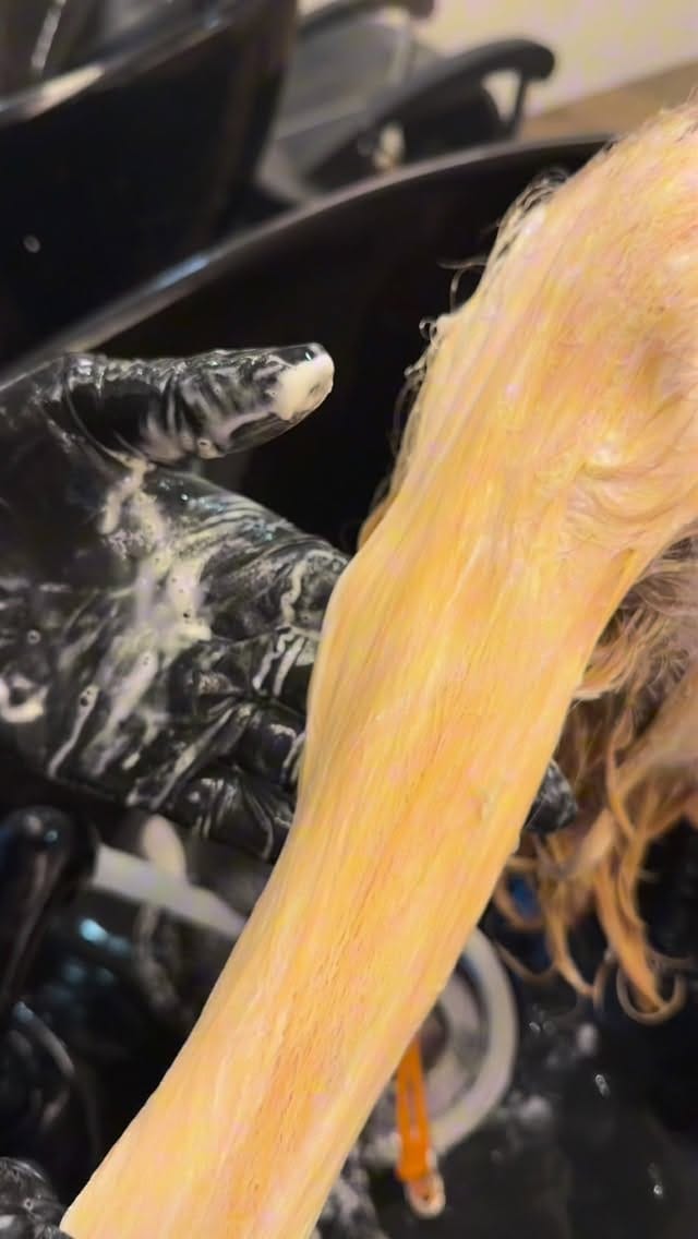 Post 5 by Friseur Jessica Scheler on Instagram (video)