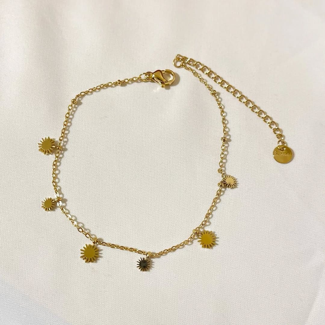 Post 6 by Essence. Accessories on Instagram (carousel)