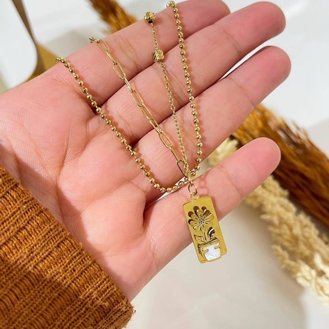 Post 2 by Essence. Accessories on Instagram (carousel)