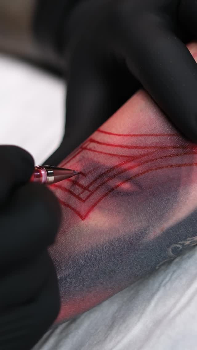 Post 8 by TATTOO DOTWORK MAORI GEOMETRY BERLIN on Instagram (video)