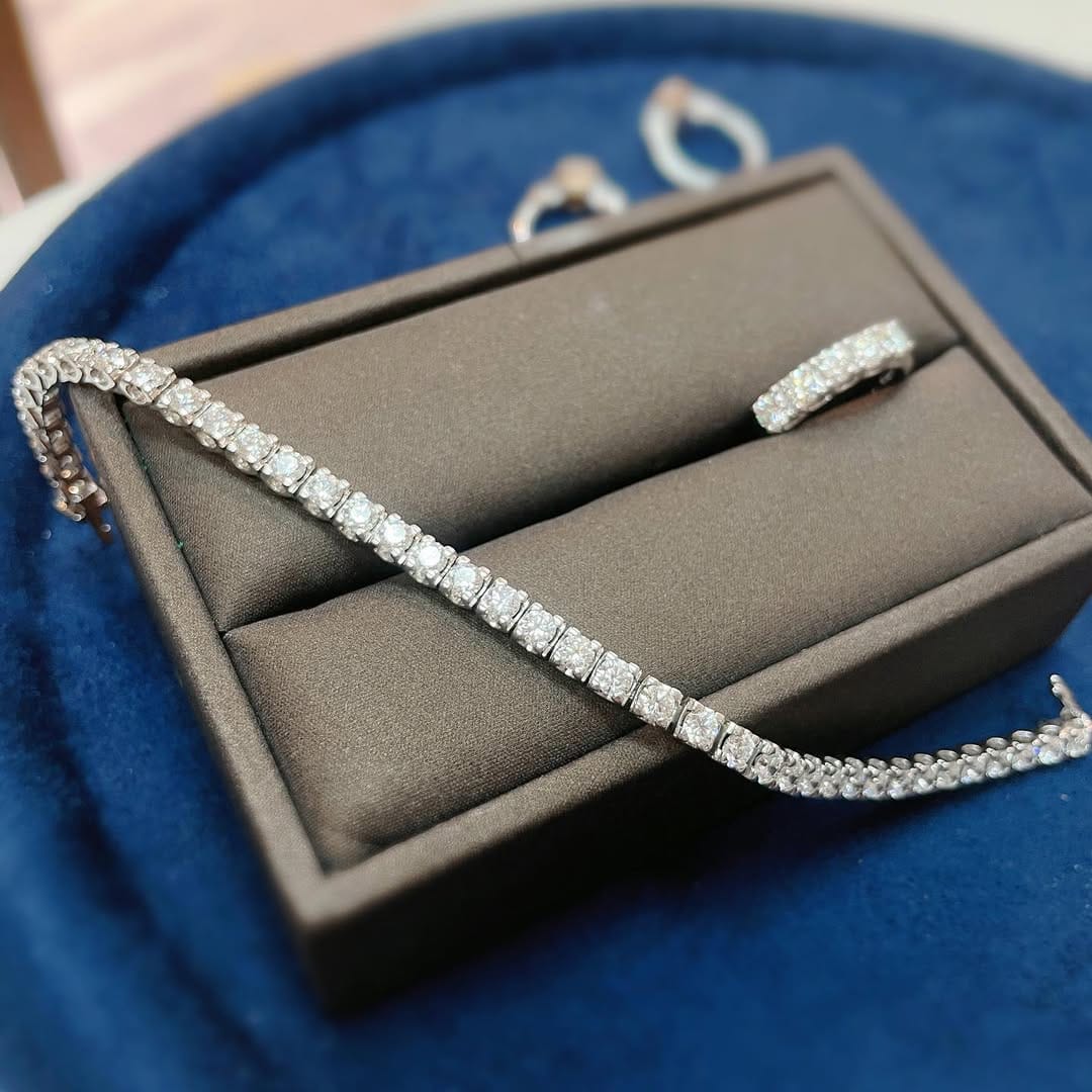Post 1 by MQJO 𝙁𝙞𝙣𝙚 𝙅𝙚𝙬𝙚𝙡𝙡𝙚𝙧𝙮💍 on Instagram (carousel)