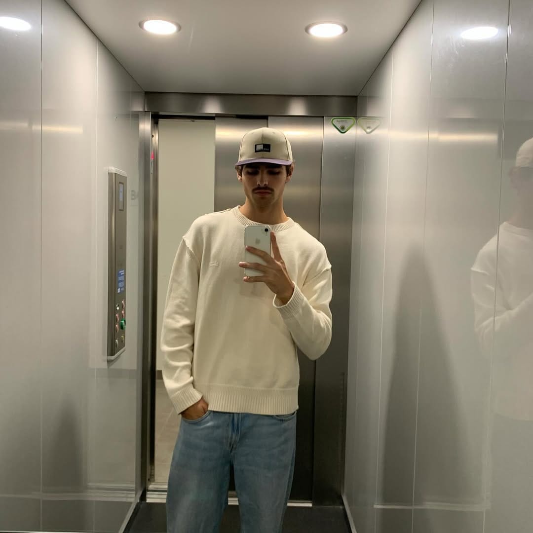 Post 5 by valentin on Instagram (carousel)