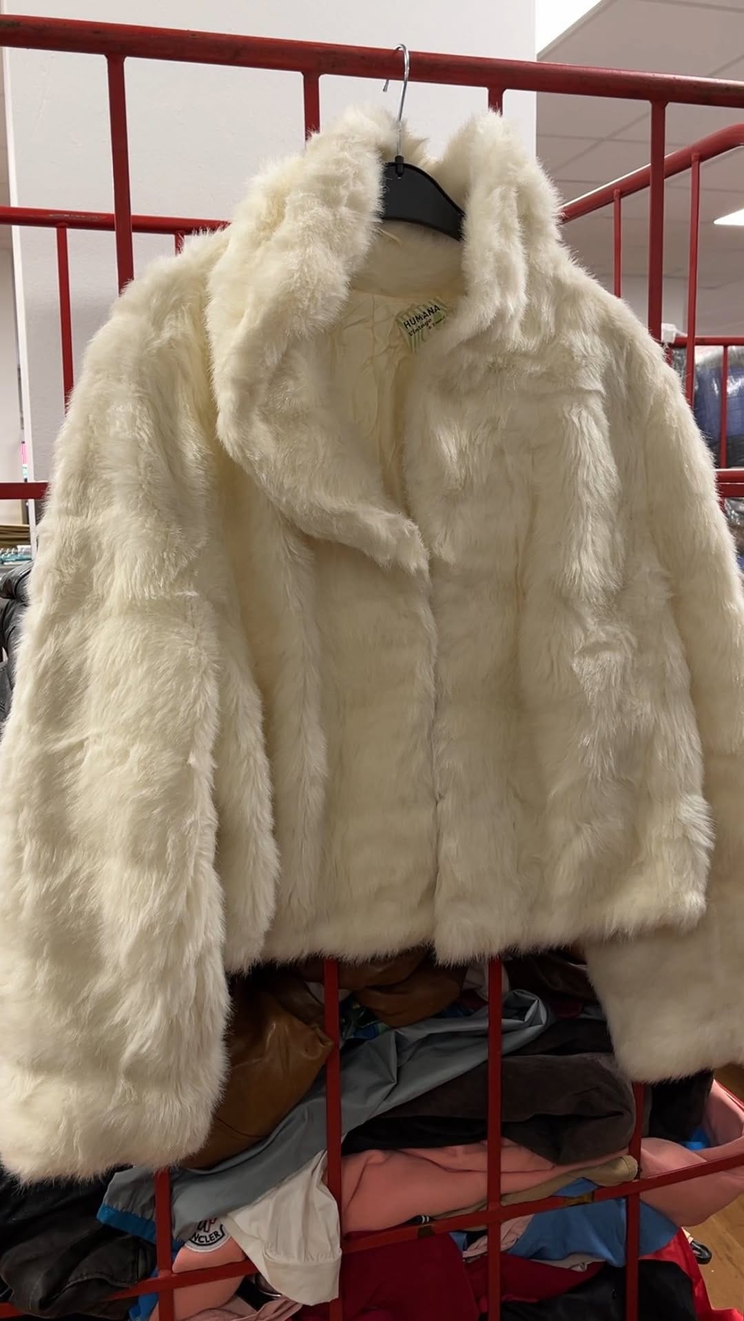 Post 5 by HUMANA Secondhand & Vintage on Instagram (video)