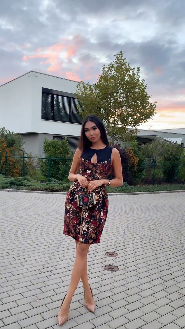 Post 1 by Queen Couture Paris on Instagram (video)