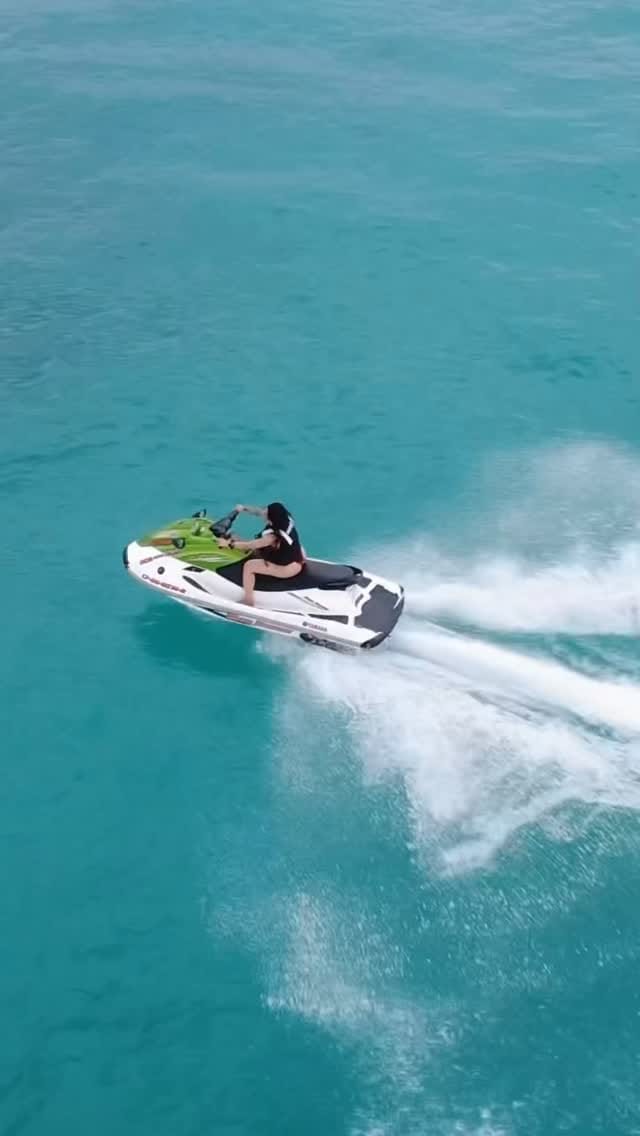 Post 1 by Ariana Santos on Instagram (video)