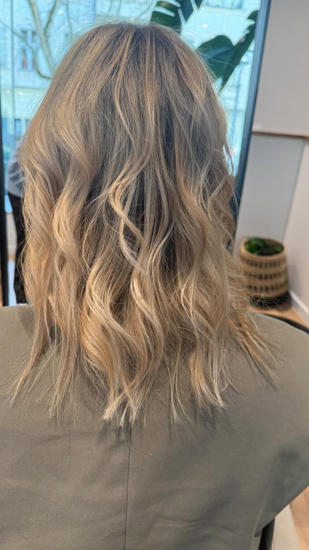 Post 5 by HaarWerk Berlin Friseur Blonde by Cenk Auth on Instagram (video)
