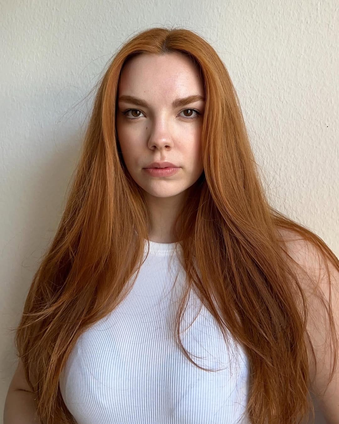 Post 8 by antía | curve model on Instagram (carousel)