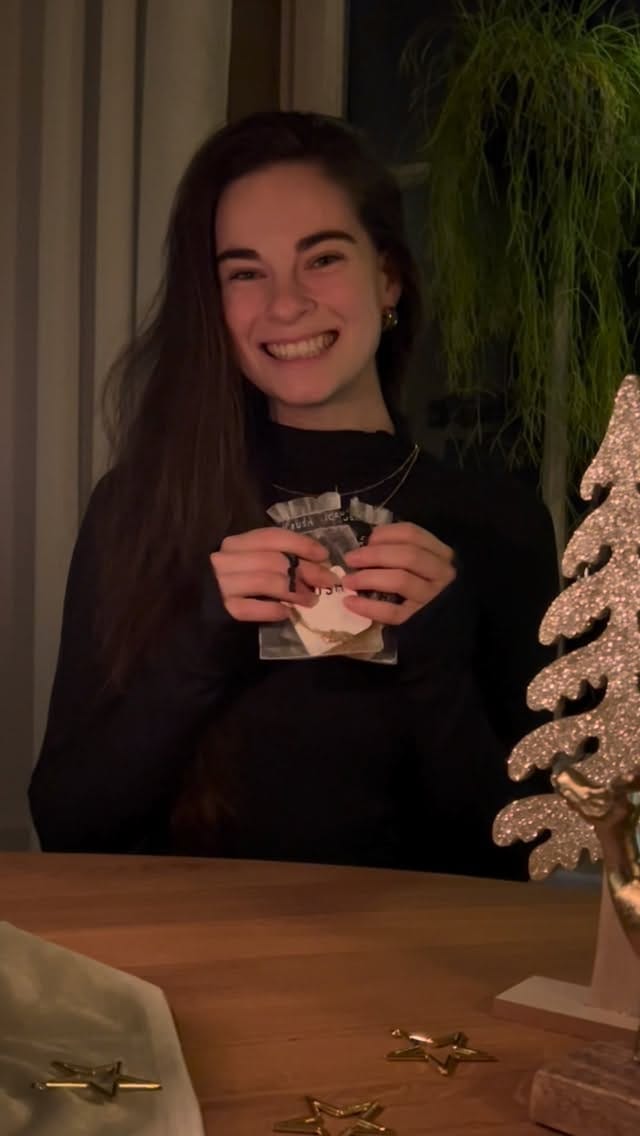 Post 3 by 𝗡𝗜𝗡𝗔 on Instagram (video)