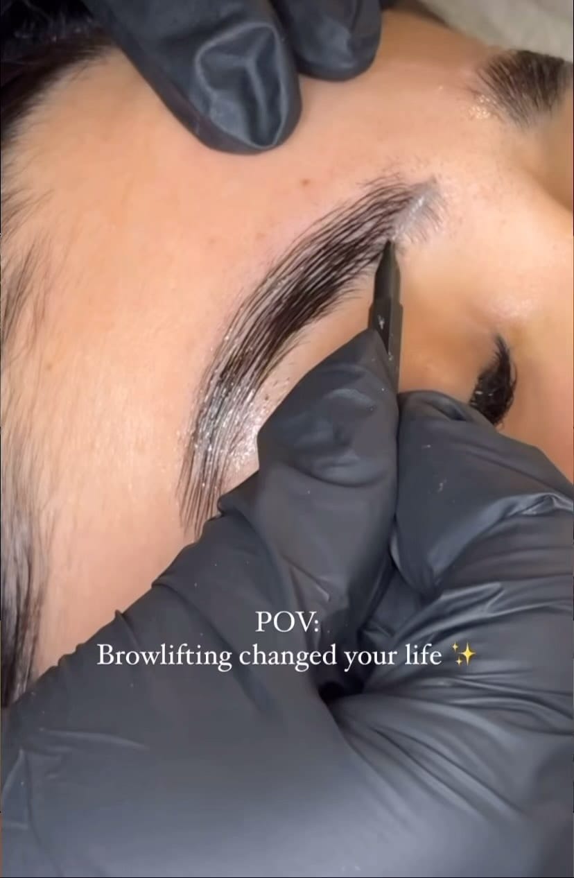 Post 4 by VOGUE Nails & Beauty @Bikini Berlin on Instagram (video)