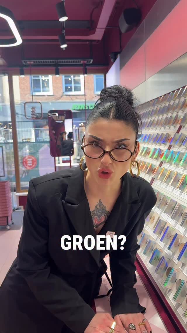 Post 7 by L'OYÉ COSMETICS on Instagram (video)