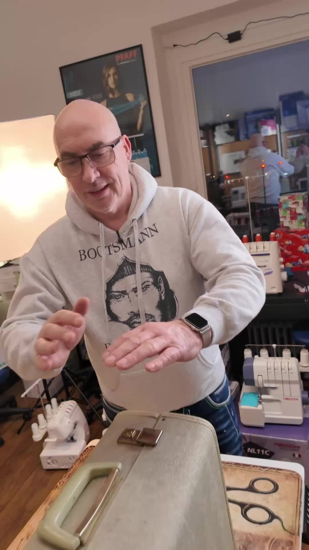 Post 2 by Nähmaschinenprofi Fred Lange on Instagram (video)